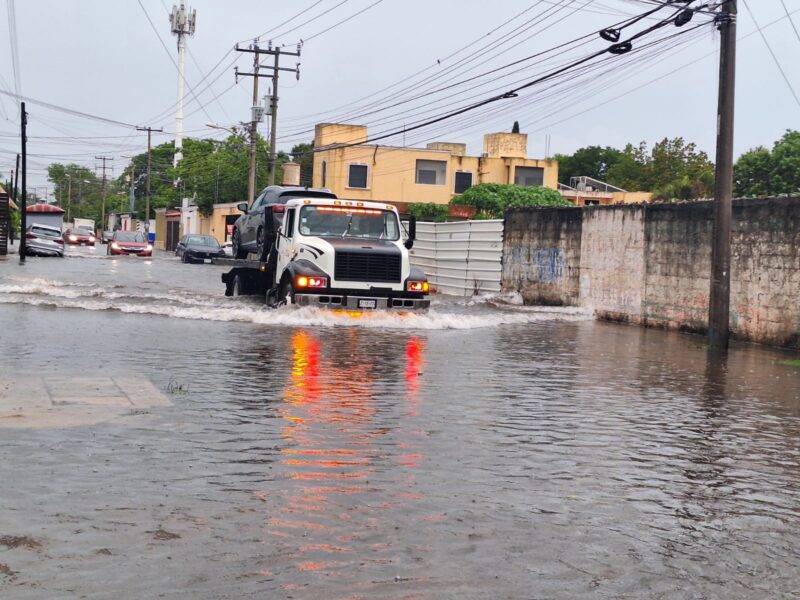 Consejos para conducir en inundaciones en Mérida y qué seguros de auto cubren daños por fenómenos meteorológicos.
