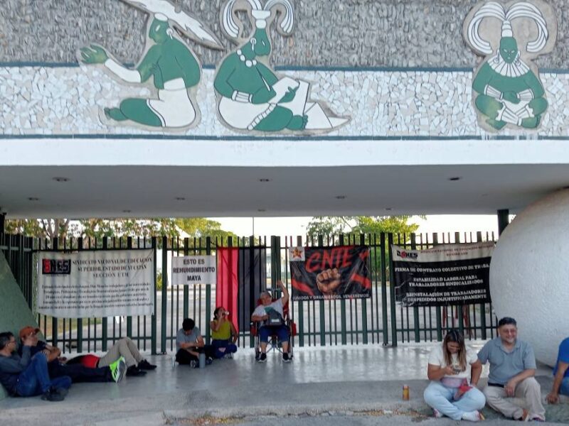 Docentes de la Universidad Tecnológica Metropolitana cierran instalaciones en Mérida en defensa de sus derechos laborales y educativos.