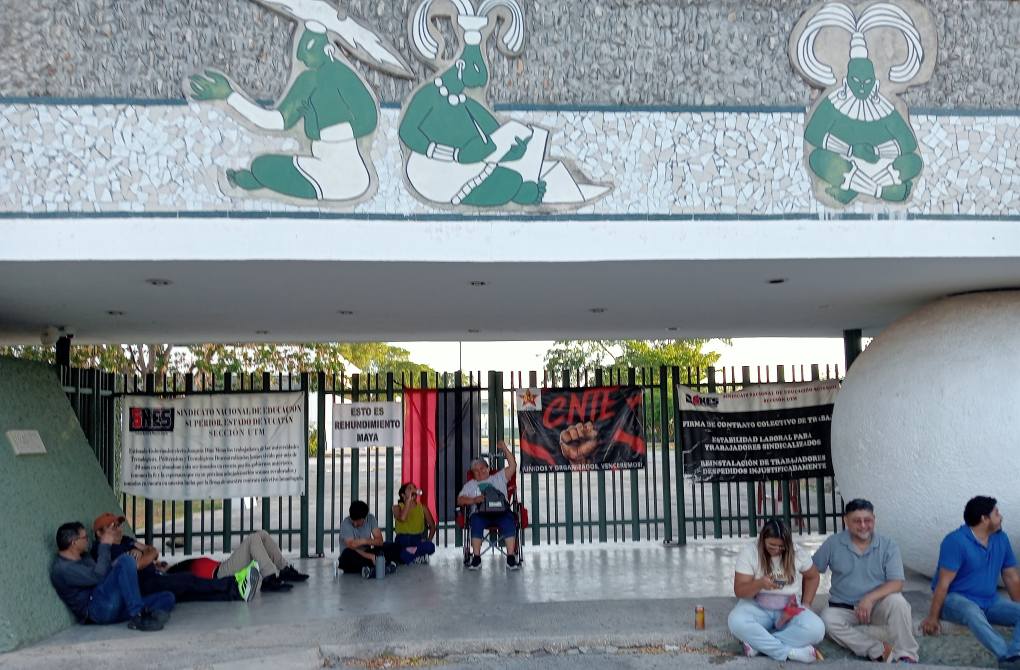 Docentes de la Universidad Tecnológica Metropolitana cierran instalaciones en Mérida en defensa de sus derechos laborales y educativos.