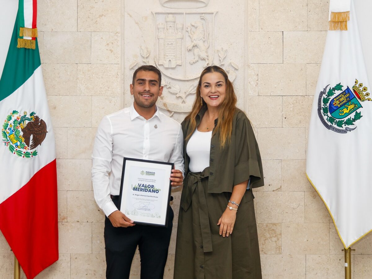 Capitán Roger Castillo recibe distinción Valor Meridano por aterrizaje de emergencia que salvó a 215 personas rumbo a Mérida.