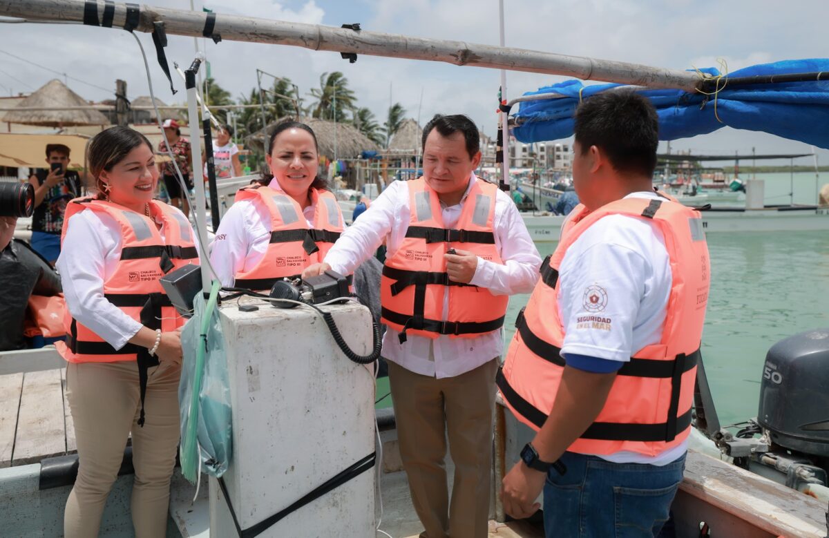 Entregan más de 2 mil chalecos y 800 radios a pescadores y anuncian inversiones para turismo en la costa oriente de Yucatán.