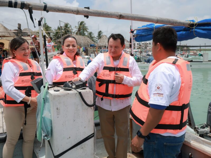 Entregan más de 2 mil chalecos y 800 radios a pescadores y anuncian inversiones para turismo en la costa oriente de Yucatán.