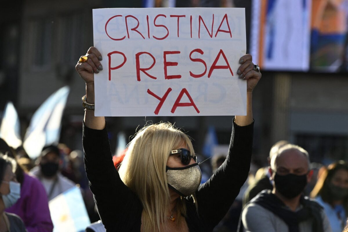 Cristina Kirchner es condenada a prisión e inhabilitada políticamente por corrupción en Argentina.