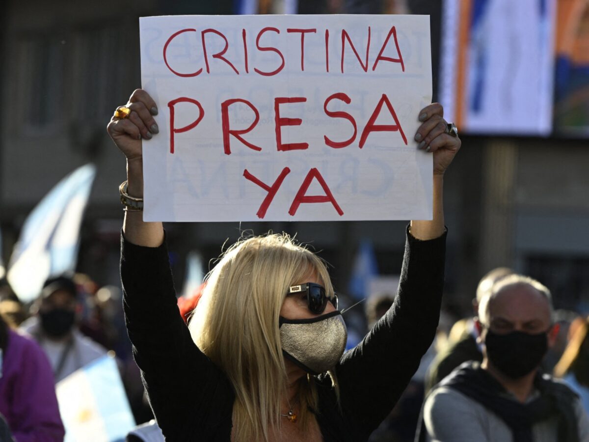 Cristina Kirchner es condenada a prisión e inhabilitada políticamente por corrupción en Argentina.