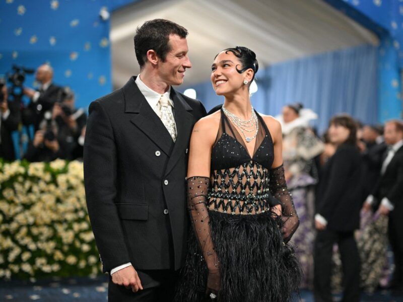 Dua Lipa confirma compromiso con Callum Turner, y revela detalles de su boda en entrevista con British Vogue.