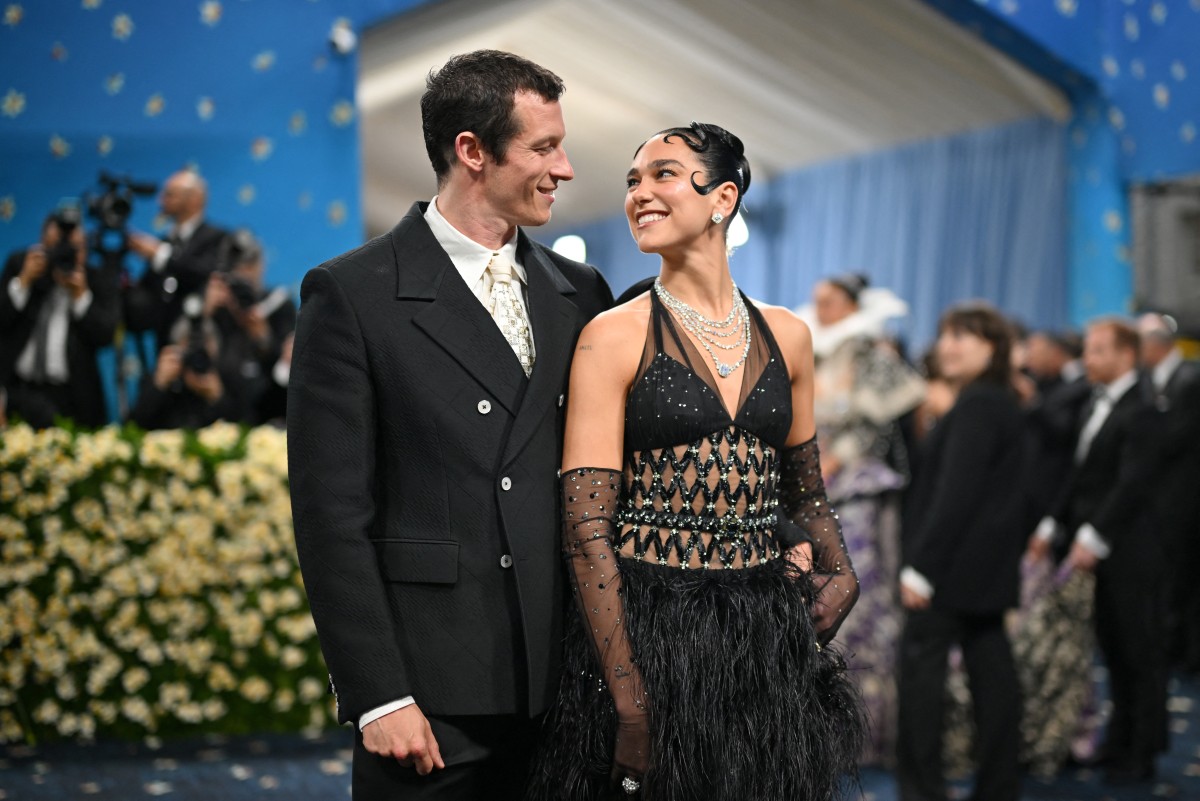 Dua Lipa confirma compromiso con Callum Turner, y revela detalles de su boda en entrevista con British Vogue.