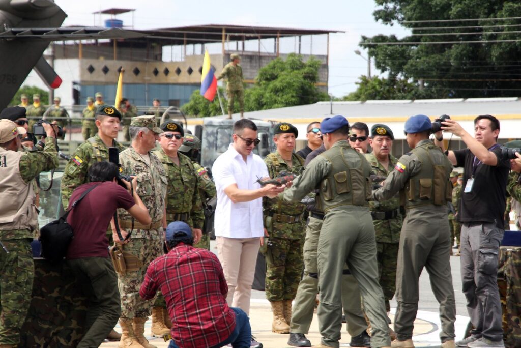 Ecuador aprueba instalación de bases militares extranjeras