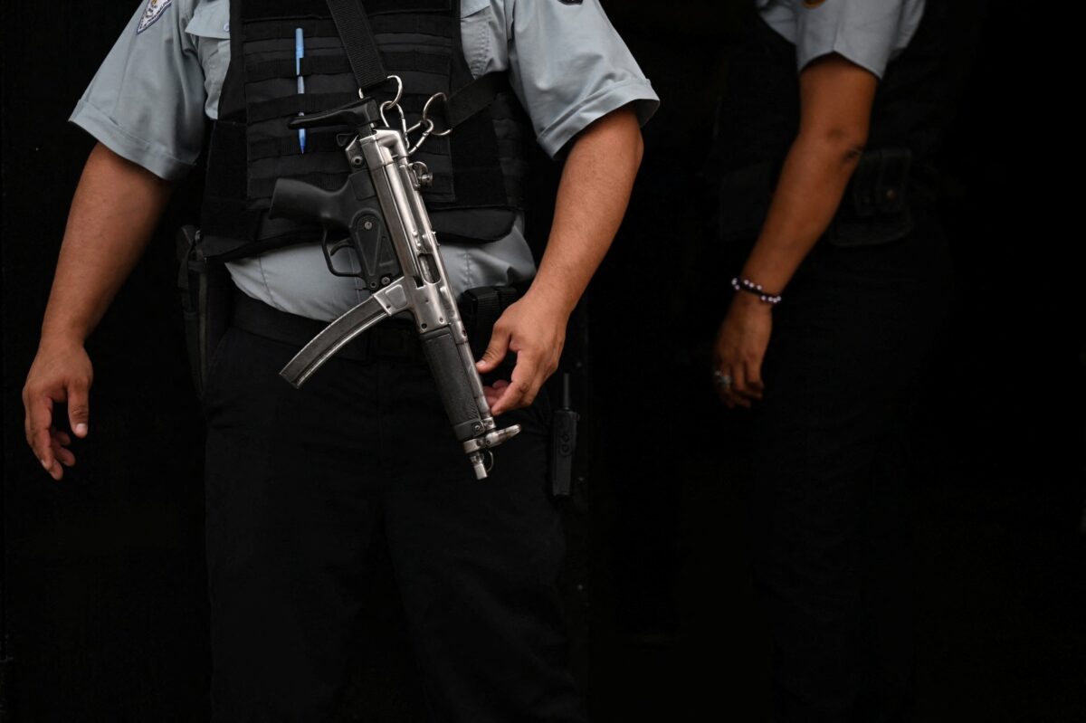 Condenan a tres militares por asesinato de periodistas neerlandeses en El Salvador durante la guerra civil de 1982.