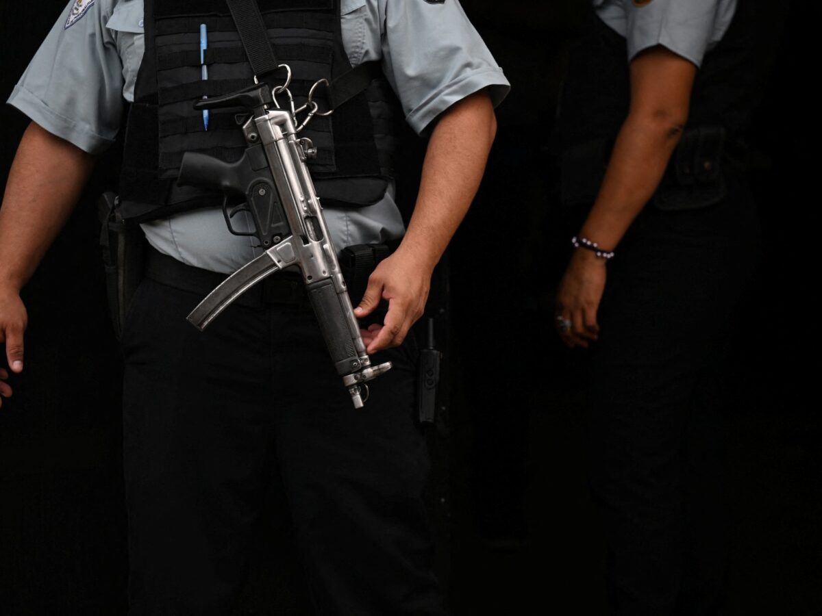 Condenan a tres militares por asesinato de periodistas neerlandeses en El Salvador durante la guerra civil de 1982.