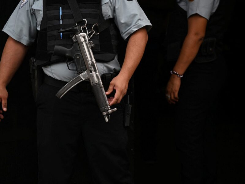 Condenan a tres militares por asesinato de periodistas neerlandeses en El Salvador durante la guerra civil de 1982.