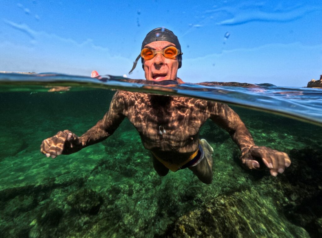 Adultos mayores en Cuba desafían la vejez a nado en el mar Caribe como parte del club Juventud Acumulada. Vitalidad sin edad.