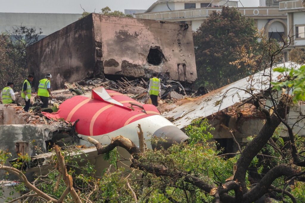 Superviviente de accidente aéreo en India relata cómo escapó con vida del desastre de Air India rumbo a Londres.