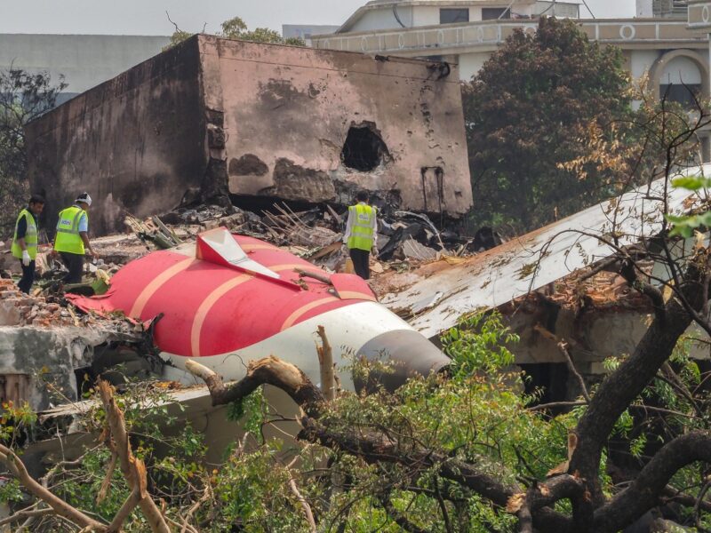 Superviviente de accidente aéreo en India relata cómo escapó con vida del desastre de Air India rumbo a Londres.