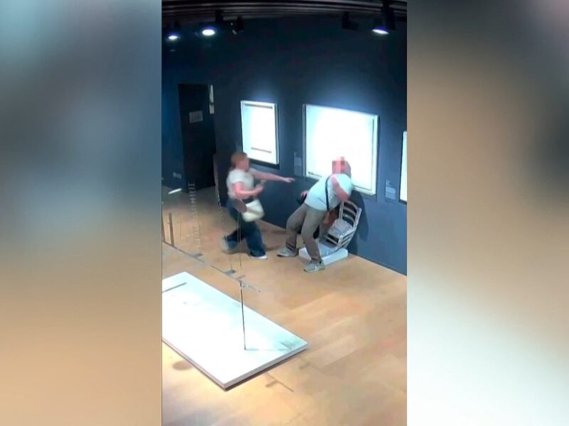 El museo de Verona demanda turista que rompió una silla de cristales Swarovski tras sentarse en ella.