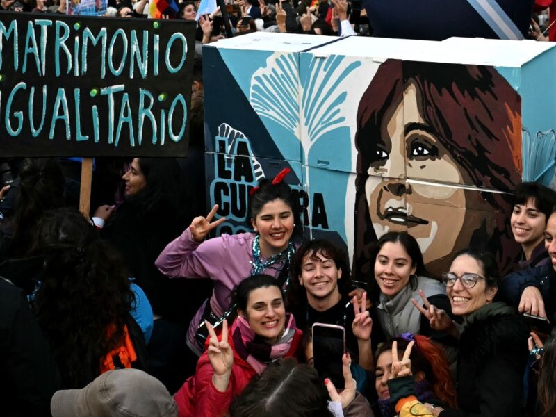 Simpatizantes de Cristina Kirchner protestan en Buenos Aires contra su condena por corrupción, bajo estrictos controles policiales.