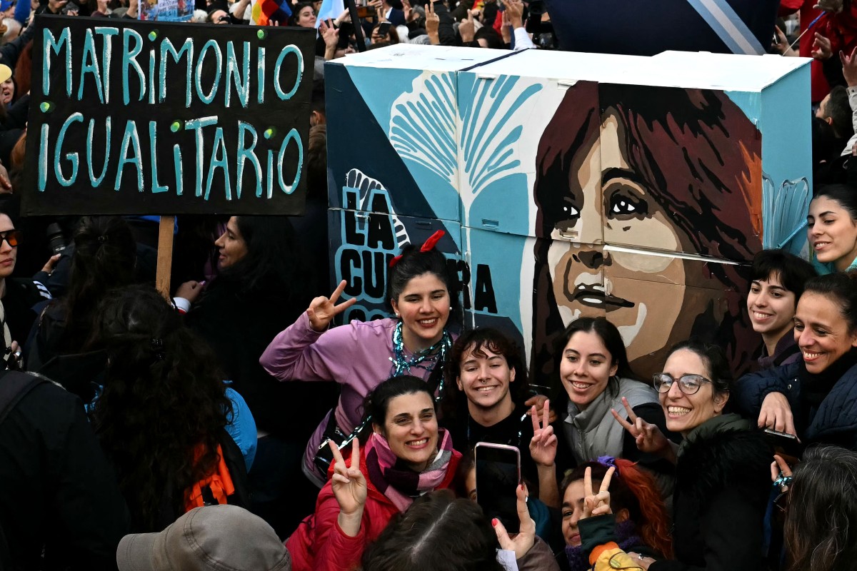 Simpatizantes de Cristina Kirchner protestan en Buenos Aires contra su condena por corrupción, bajo estrictos controles policiales.