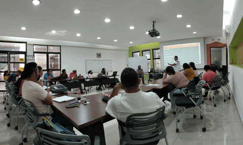 La UADY gradúa a la primera generación del programa completo de lengua maya en el CIL, junto a estudiantes de inglés y francés.