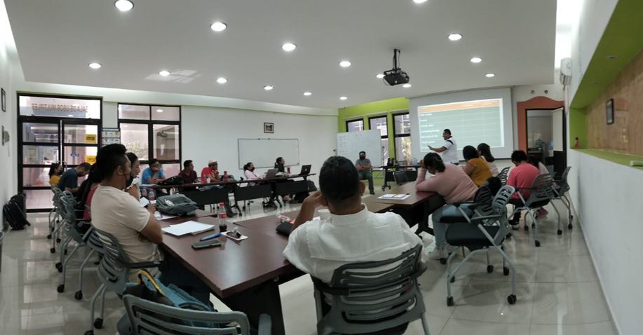 La UADY gradúa a la primera generación del programa completo de lengua maya en el CIL, junto a estudiantes de inglés y francés.