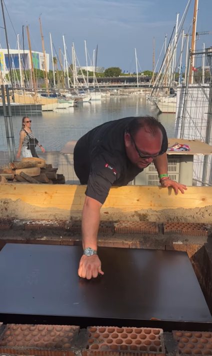 Cochinita pibil deleita a europeos en festival Meat & Fire 2025