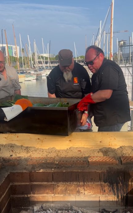 Cochinita pibil deleita a europeos en festival Meat & Fire 2025