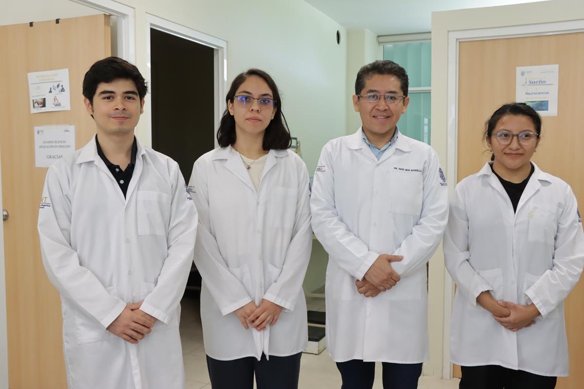 Estudiantes de la UADY desarrollan una crema hidratante con miel melipona para personas con diabetes y piel seca, con base científica y natural.