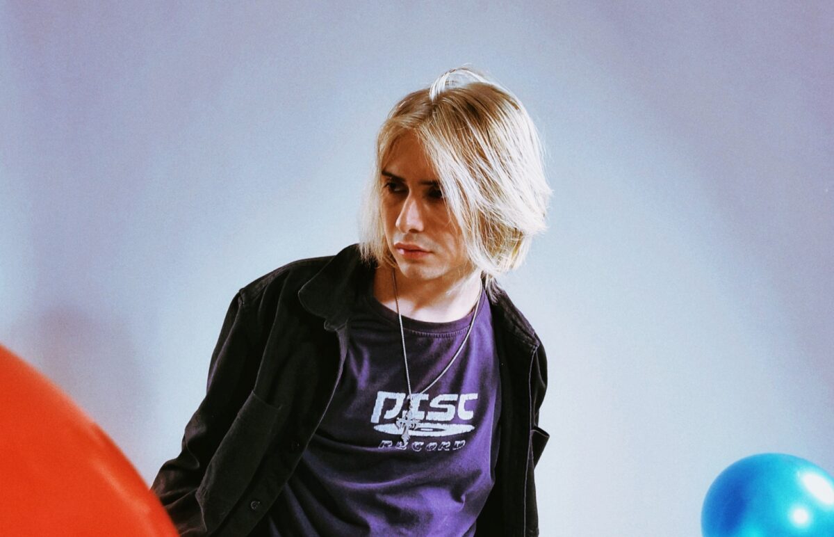 Kontax estrena “Me Quemo” con Ems Jaen, una canción electropop sobre el amor no correspondido, con sonidos brillantes y nostálgicos.