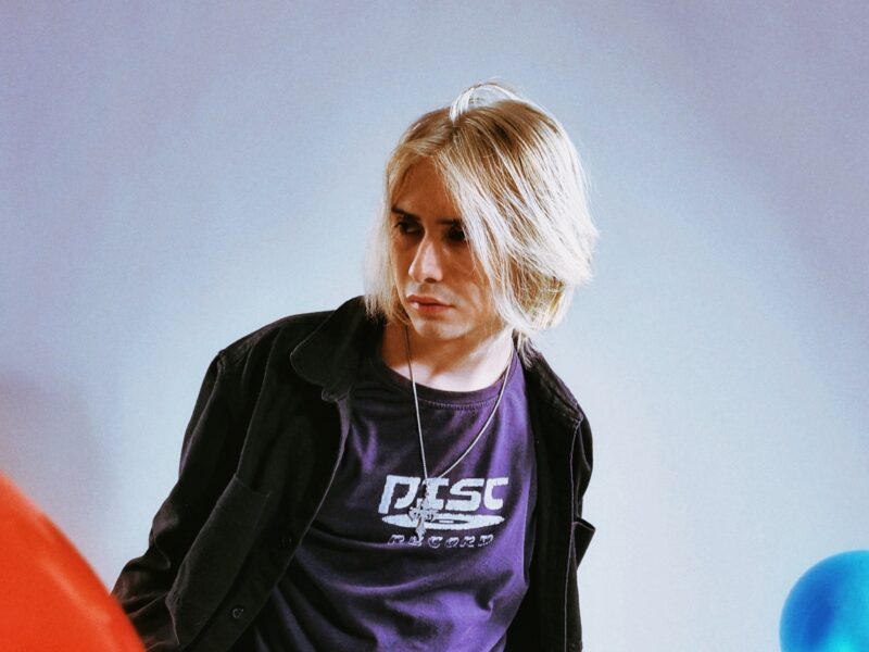 Kontax estrena “Me Quemo” con Ems Jaen, una canción electropop sobre el amor no correspondido, con sonidos brillantes y nostálgicos.