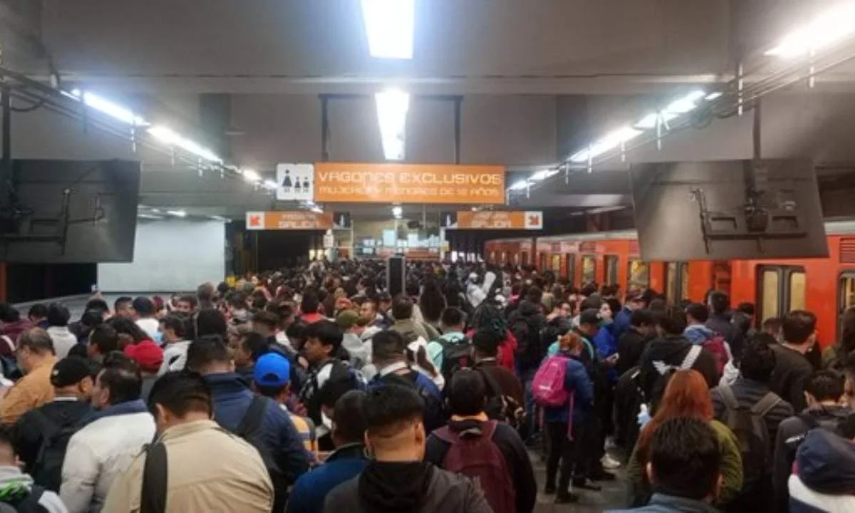 Colapso en Línea 7 del Metro CDMX provoca retrasos de hasta 30 minutos y aglomeraciones en andenes este 11 de junio.