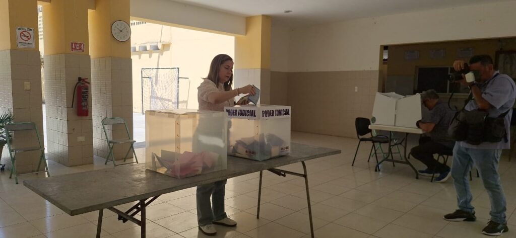 Presidenta del TSJY emite su voto