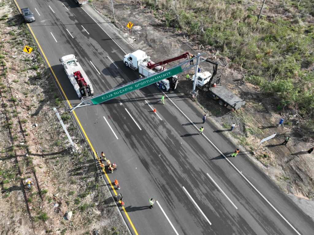 Retiran estructura caída en la carretera Mérida–Progreso