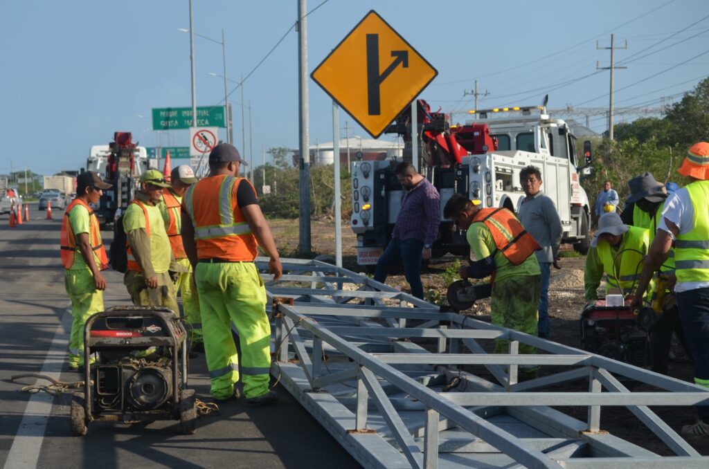 Retiran estructura caída en la carretera Mérida–Progreso