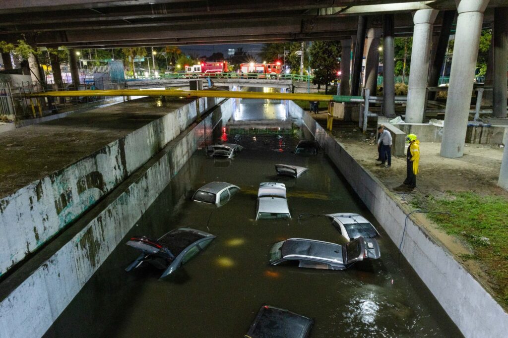 Fuertes lluvias en CDMX causan inundaciones y suspenden servicio en Línea A del Metro. Autoridades continúan labores de emergencia.