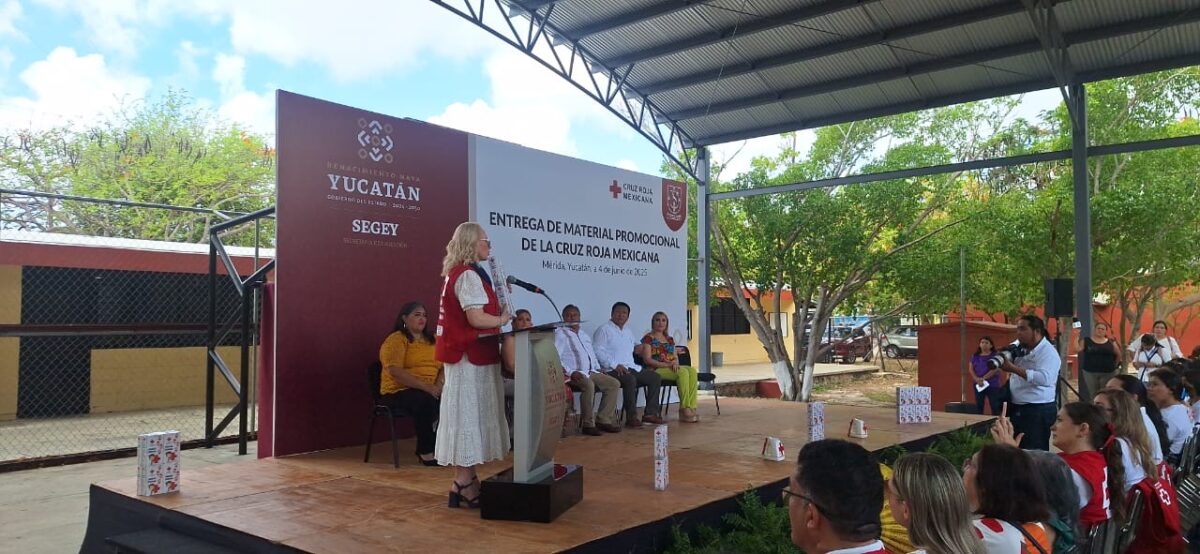 Cruz Roja Yucatán entrega lápices a SEGEY para recaudar fondos y apoyar su labor humanitaria en beneficio de toda la sociedad.