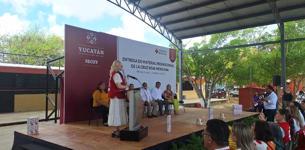 Cruz Roja Yucatán entrega lápices a SEGEY para recaudar fondos y apoyar su labor humanitaria en beneficio de toda la sociedad.