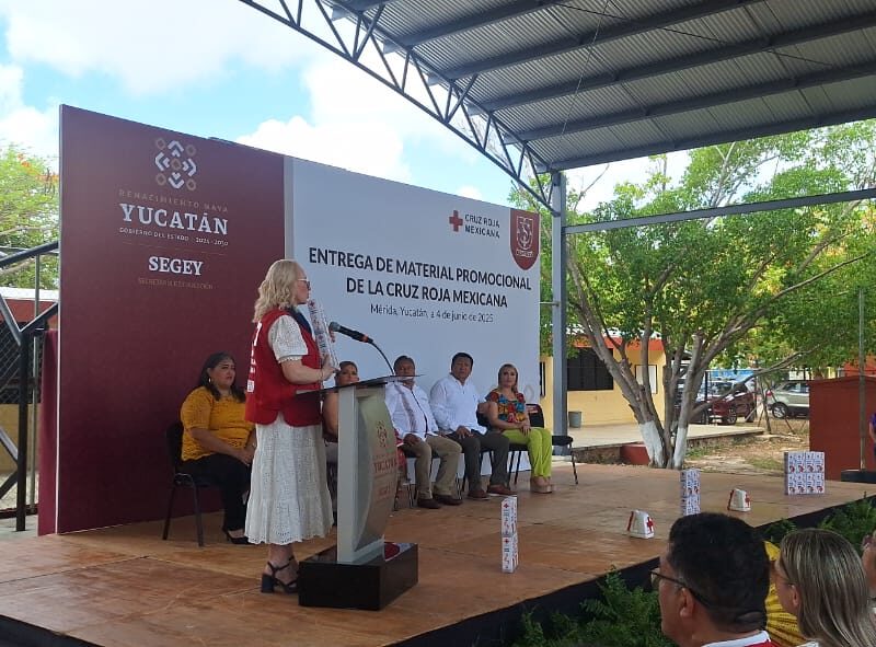 Cruz Roja Yucatán entrega lápices a SEGEY para recaudar fondos y apoyar su labor humanitaria en beneficio de toda la sociedad.