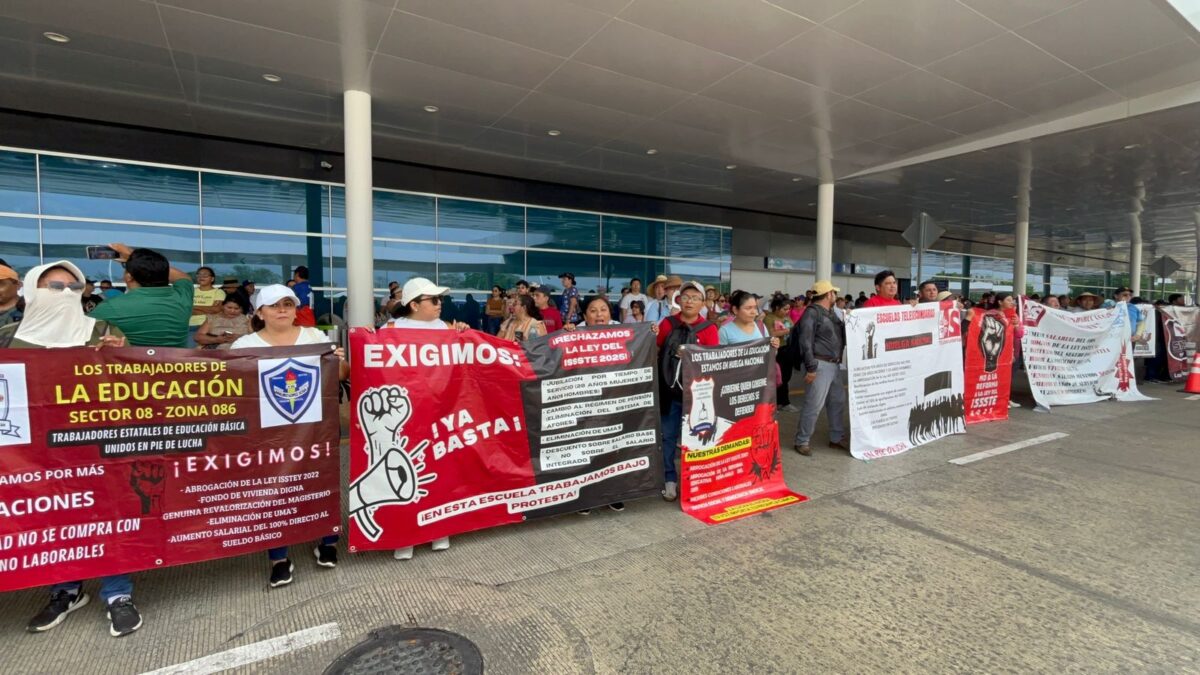Maestros de la CNTE bloquean el Aeropuerto Internacional de Mérida en protesta por mejores salarios y la abrogación de la reforma al ISSSTE.