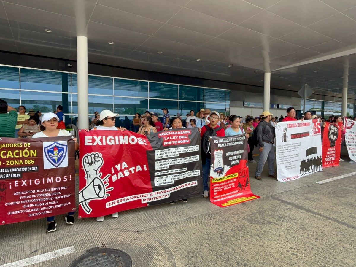 Maestros de la CNTE bloquean el Aeropuerto Internacional de Mérida en protesta por mejores salarios y la abrogación de la reforma al ISSSTE.