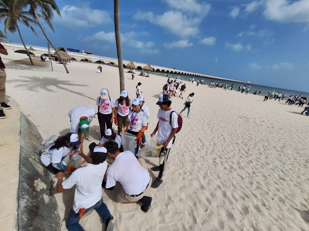 Yucatán se une a la Campaña Nacional de Limpieza de Playas para eliminar plásticos y proteger la biodiversidad costera.