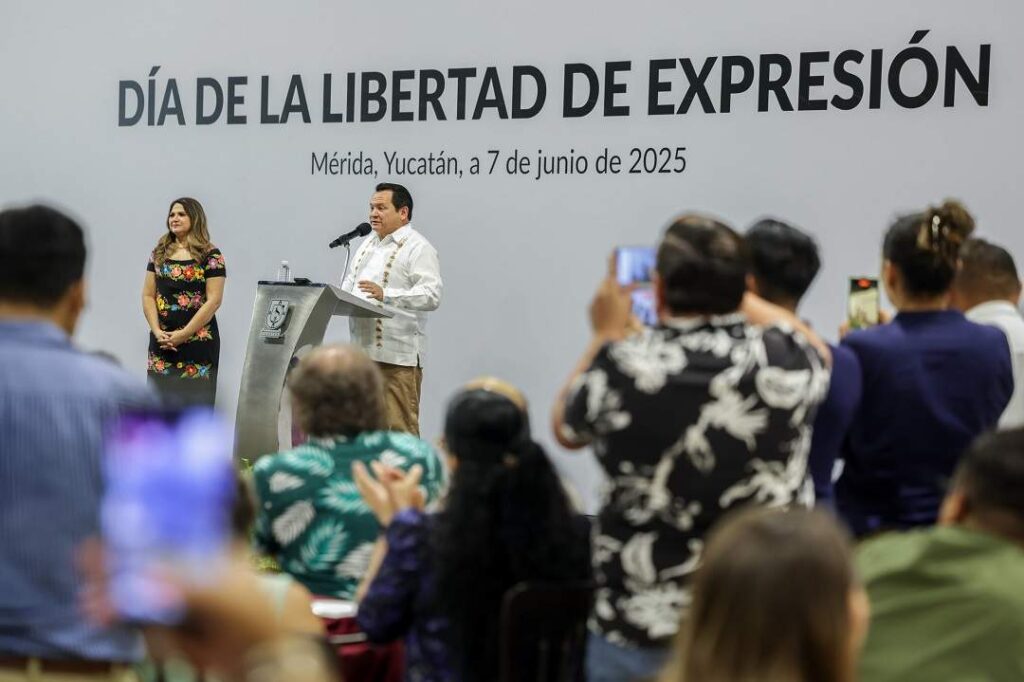 Gobierno reconoce trayectoria de ilustres comunicadores