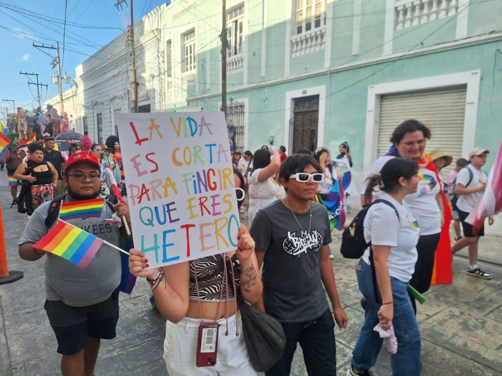 Más de 10 mil personas llenan de color las calles en la Marcha del Orgullo 2025