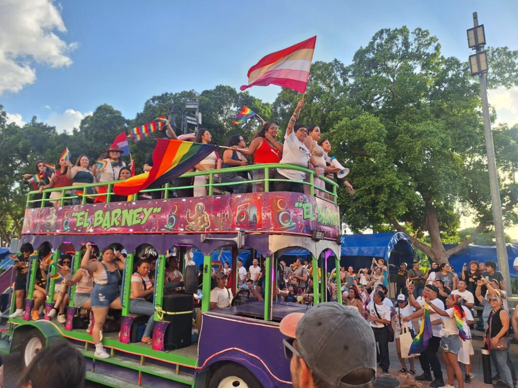 Más de 10 mil personas llenan de color las calles en la Marcha del Orgullo 2025