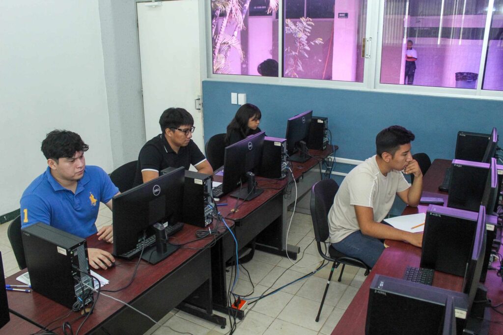 Más de 1500 personas presentan examen de admisión en la UTM