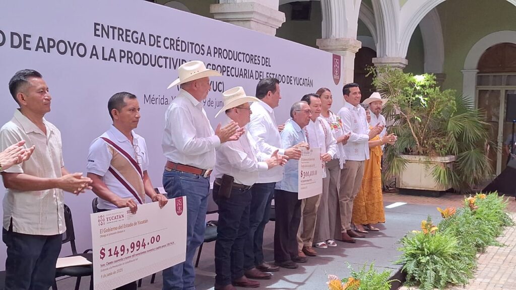 Gobernador Díaz Mena entrega créditos agropecuarios en Yucatán para impulsar proyectos con baja tasa de interés y apoyar a productores rurales.