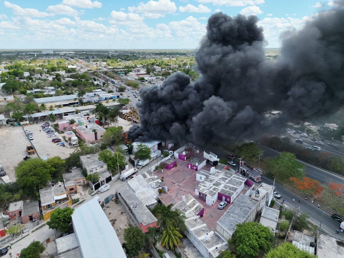 Incendio en bodega del Periférico de Mérida provoca humo y caos vial. SSP pide precaución. No hay heridos, solo crisis nerviosa.