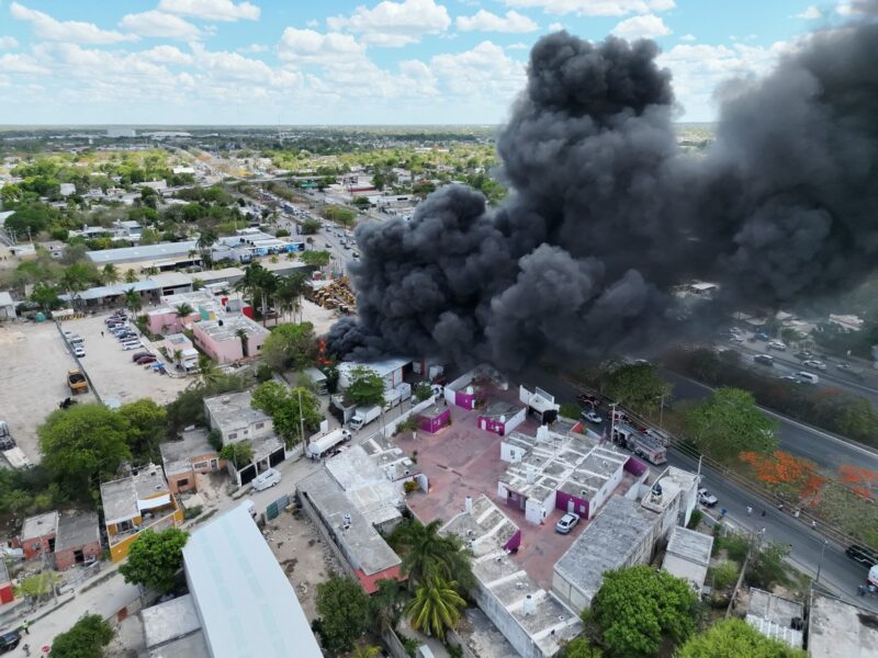 Incendio en bodega del Periférico de Mérida provoca humo y caos vial. SSP pide precaución. No hay heridos, solo crisis nerviosa.
