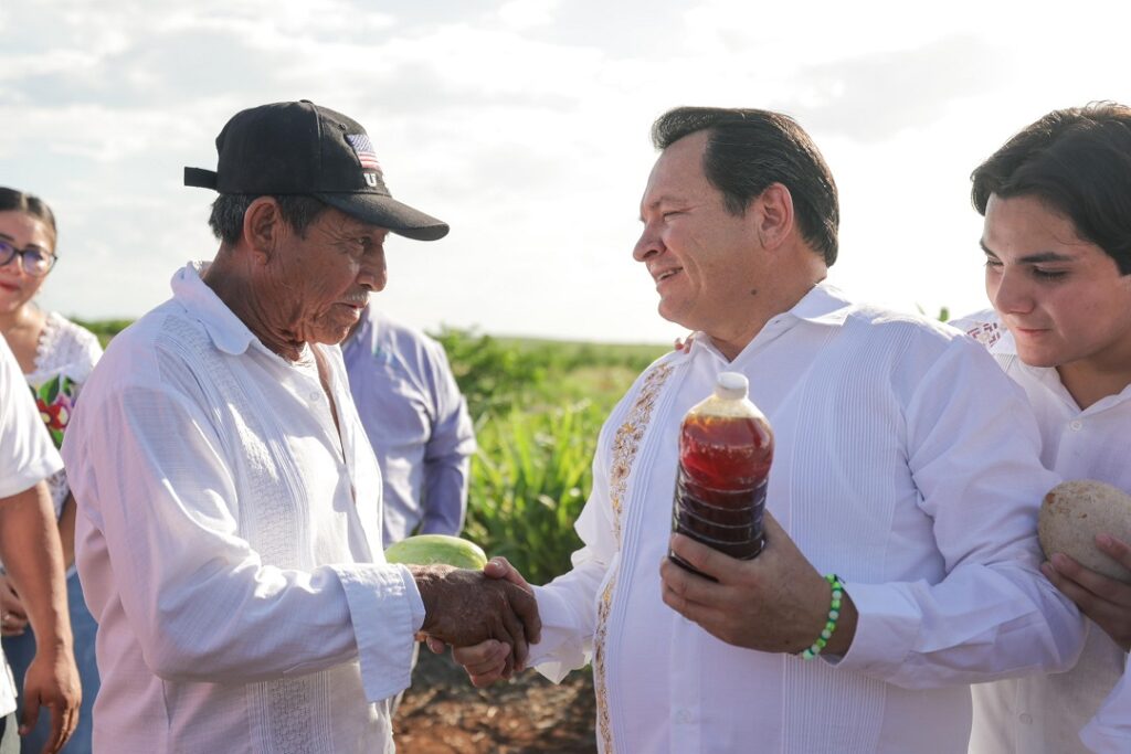 Gobierno respalda productores con más caminos sacacosechas