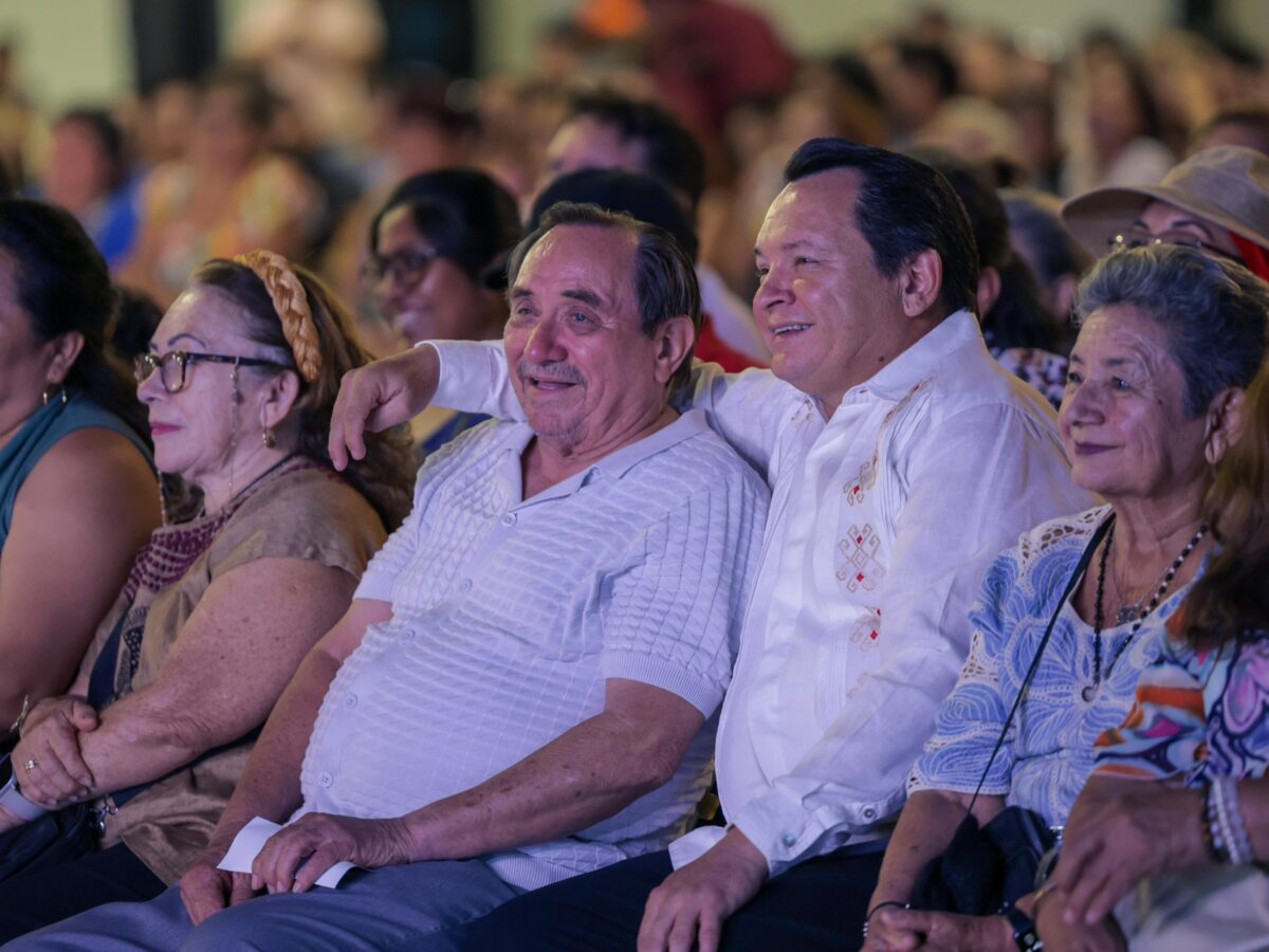 Gobernador Joaquín Díaz Mena celebra el Día del Padre en Mérida con música, humor y mensaje de unidad familiar.