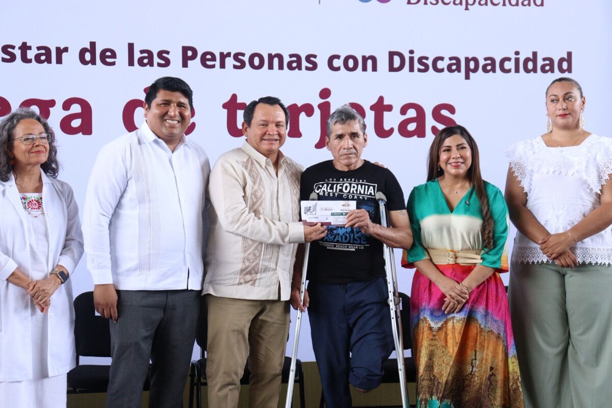 Entregan casi mil 500 tarjetas de pensión para personas con discapacidad en Yucatán, como parte del plan de apoyo universal.