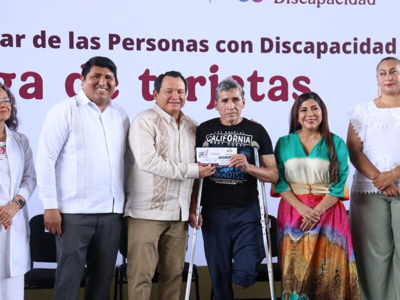 Entregan casi mil 500 tarjetas de pensión para personas con discapacidad en Yucatán, como parte del plan de apoyo universal.