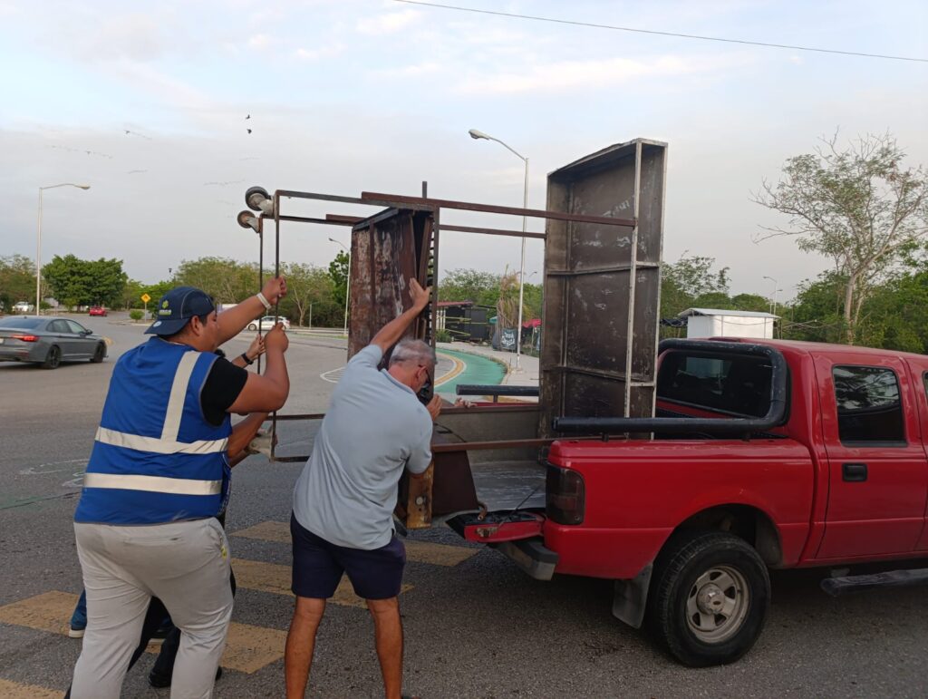Retiran puestos ambulantes en Las Américas tras quejas